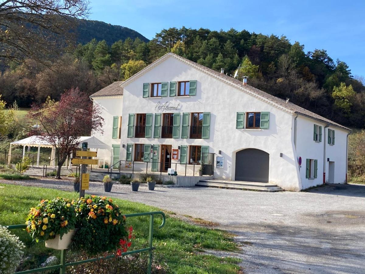 L'Azimut Hotel Senez Екстериор снимка